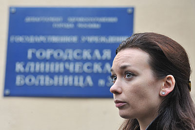 Супруга журналиста О.Кашина у здания больницы № 36