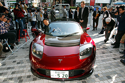 В Токио показали новый электрокар Tesla Motor’s Roadster