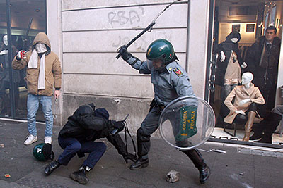 Столкновения оппонентов Берлускони с полицией в Италии