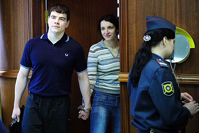 Никита Тихонов и Евгения Хасис перед началом судебного заседания