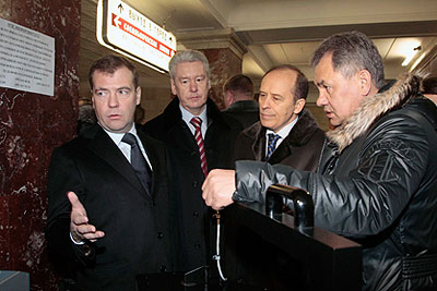 Медведев ознакомился с системами безопасности в московском метро
