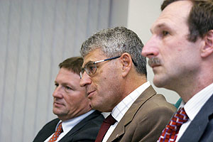 "Яблоко" не сдается и не сливается