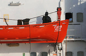 "Неустрашимый" готов применить силу