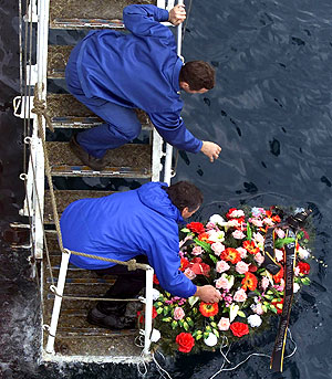 Прощание с погибшими на "Нерпе"