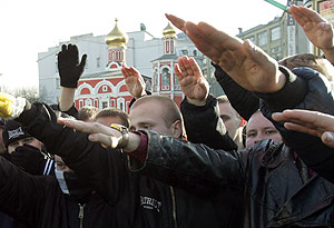 Жестокость с бритым черепом