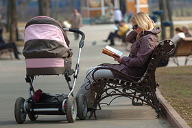 Россияне не спешат с детьми