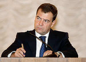 Медведев предупреждает об альтернативе