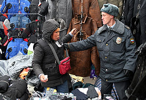 Выдворяя мигрантов