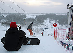 Снег, заторы, лыжи, сноуборды