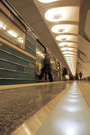 Иностранец бросился под поезд в московском метро