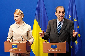 Тимошенко хвалят на фоне кризиса