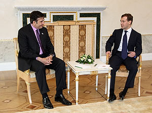 Медведев и Саакашвили решили чаще встречаться