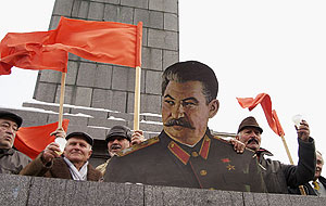 Между Сталиным и Лениным