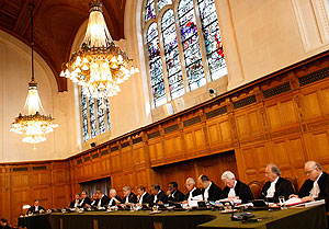 Москва убеждает Гаагу