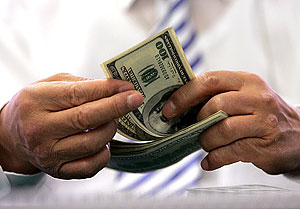 Доллар против рубля и евро