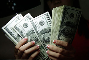 Доллар взмыл ракетой, рубль продолжил снижение