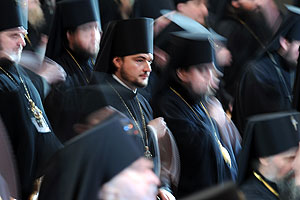 Раздоры возле храма