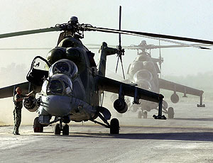 Военный вертолет рассыпался в воздухе