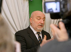 Латвийский кабинет пошатнулся, но устоял