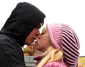 Построились! Влюбились! Поцеловались!