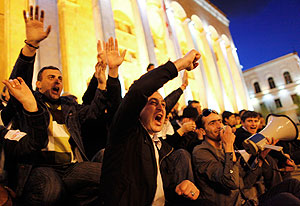 Противники Саакашвили запаслись противогазами