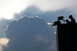 Лайнер против грозового облака