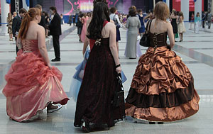 Люди в штатском против выпускников