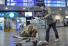 Вирус не отступает