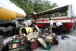Бензовоз врезался в автобус. Фото