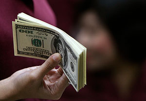 Эксперты: доллар обвалится на 4 рубля