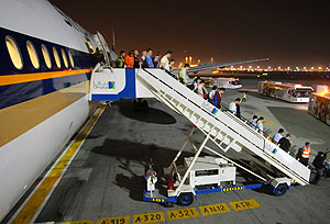 Заставляя нас ждать