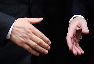 Оставить генконсула