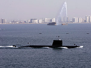 Подлодки всплывают и пугают