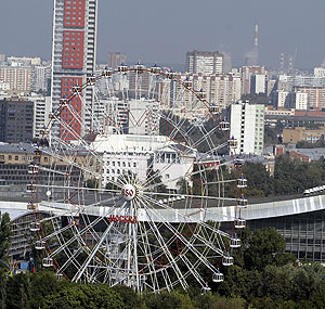 Люди зависли на "Колесе обозрения"