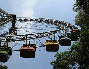 Мы на сломанном катались колесе…