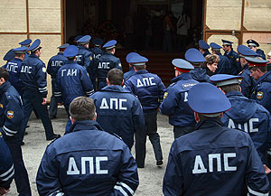 Из укрытия за депутатом