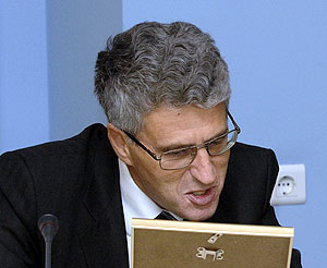 Гозман потребовал с Лужкова миллионы