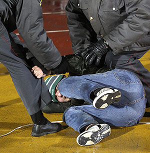 Милиционеры против покупателя: забить насмерть