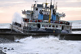 Шторм выбросил корабль на берег