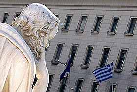 Греции протянут руку помощи