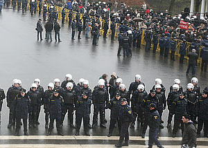 Фашистов в Риге защитили от яйцеметателей