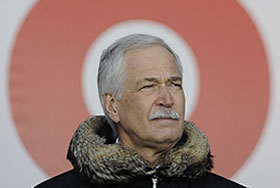 Требуя извинений