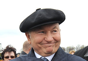 "Лужков продолжает работать"