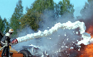 Одиннадцать горящих бензовозов