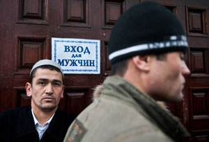 Деревом против мечети