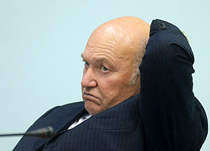 Лужкову не до суда?