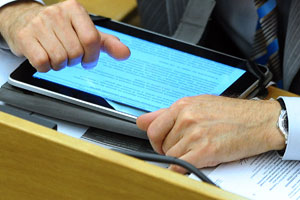 Чиновники в сети: червяки и провокации