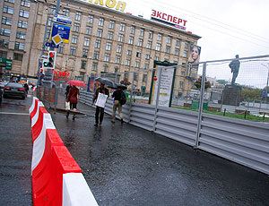 Триумфальная: страсти по забору