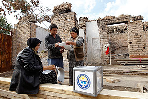 Отунбаева получила оппозиционный парламент