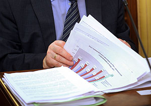 Бюджет: курс на уменьшение "дыры"